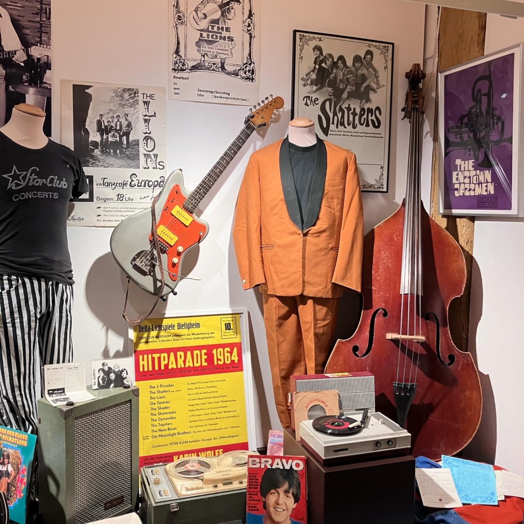 Kontrabass mit Anzug ausgestellt im Hornmoldhaus