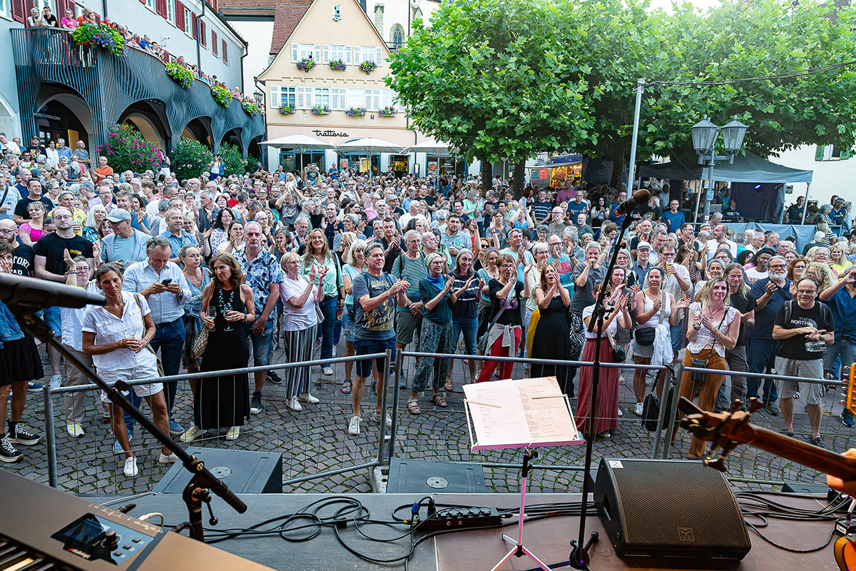 Publikum steht vor Bühne
